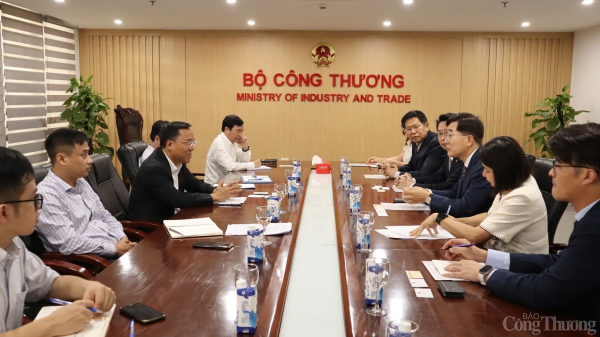 Thứ trưởng Bộ Công Thương Nguyễn Hoàng Long làm việc với Tập đoàn Hanwha Energy Corporation Thứ trưởng Bộ Công Thương Nguyễn Hoàng Long làm việc với Tập đoàn Hanwha Energy Corporation