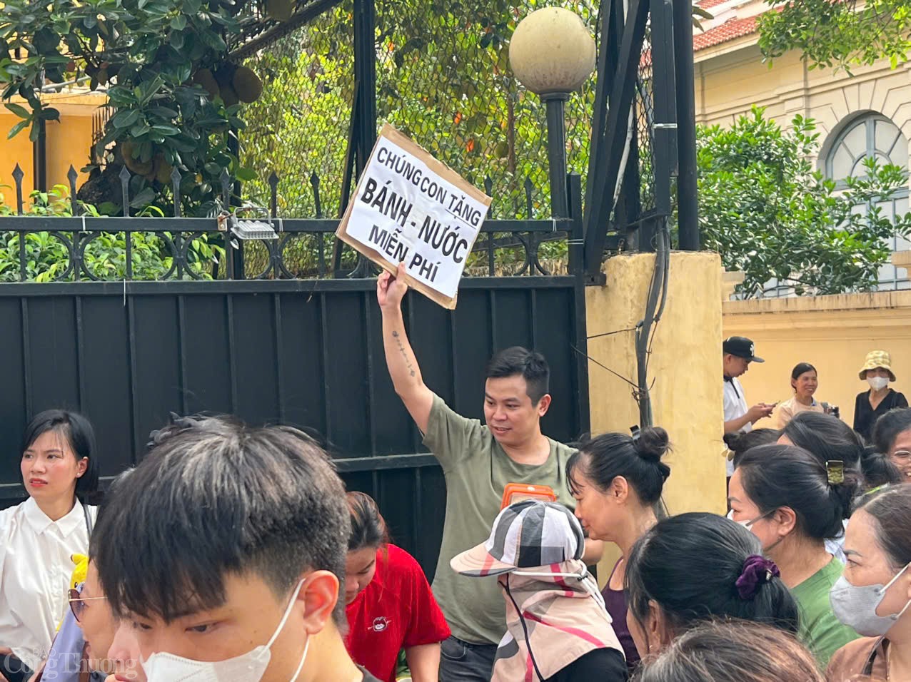 Nhiều mạnh thường quân mang nước, bánh để phục vụ bà con chiêm bái. 