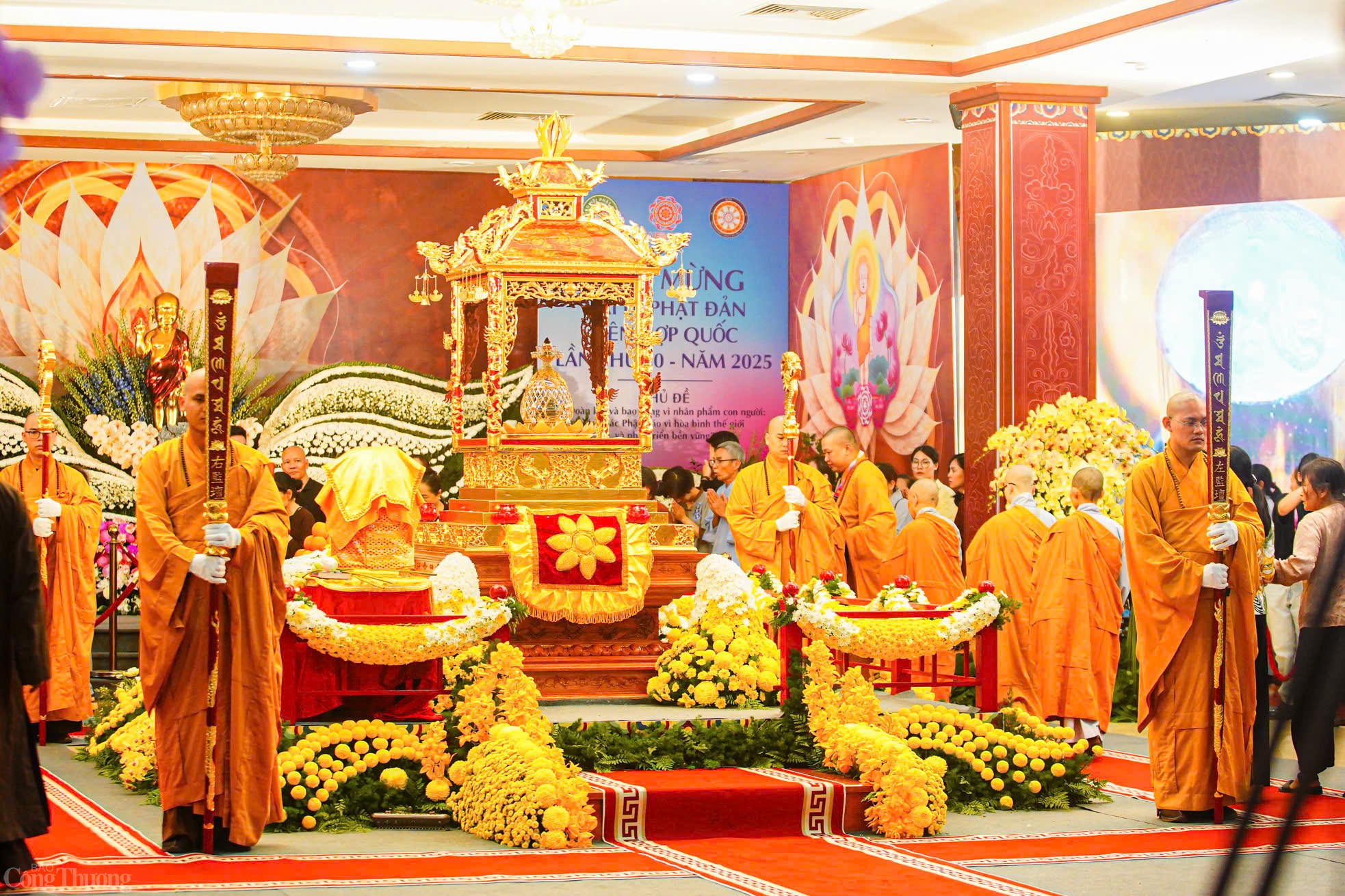 Ban tổ chức khuyến cáo người dân giữ trật tự tuyệt đối, không quay phim, chụp ảnh hay dâng lễ vật. Trẻ em dưới 2 tuổi và người mặc trang phục không phù hợp sẽ không được vào khu vực chiêm bái.