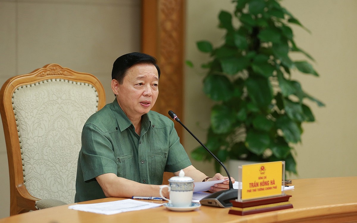 Phó Thủ tướng Trần Hồng Hà chỉ rõ vấn đề nổi bật của thị trường bất động sản là mất cân đối giữa cung và cầu, cơ cấu sản phẩm bất hợp lý. Nhiều doanh nghiệp thiếu tài nguyên, nguồn lực để phát triển dự án. Ảnh: VGP/Minh Khôi