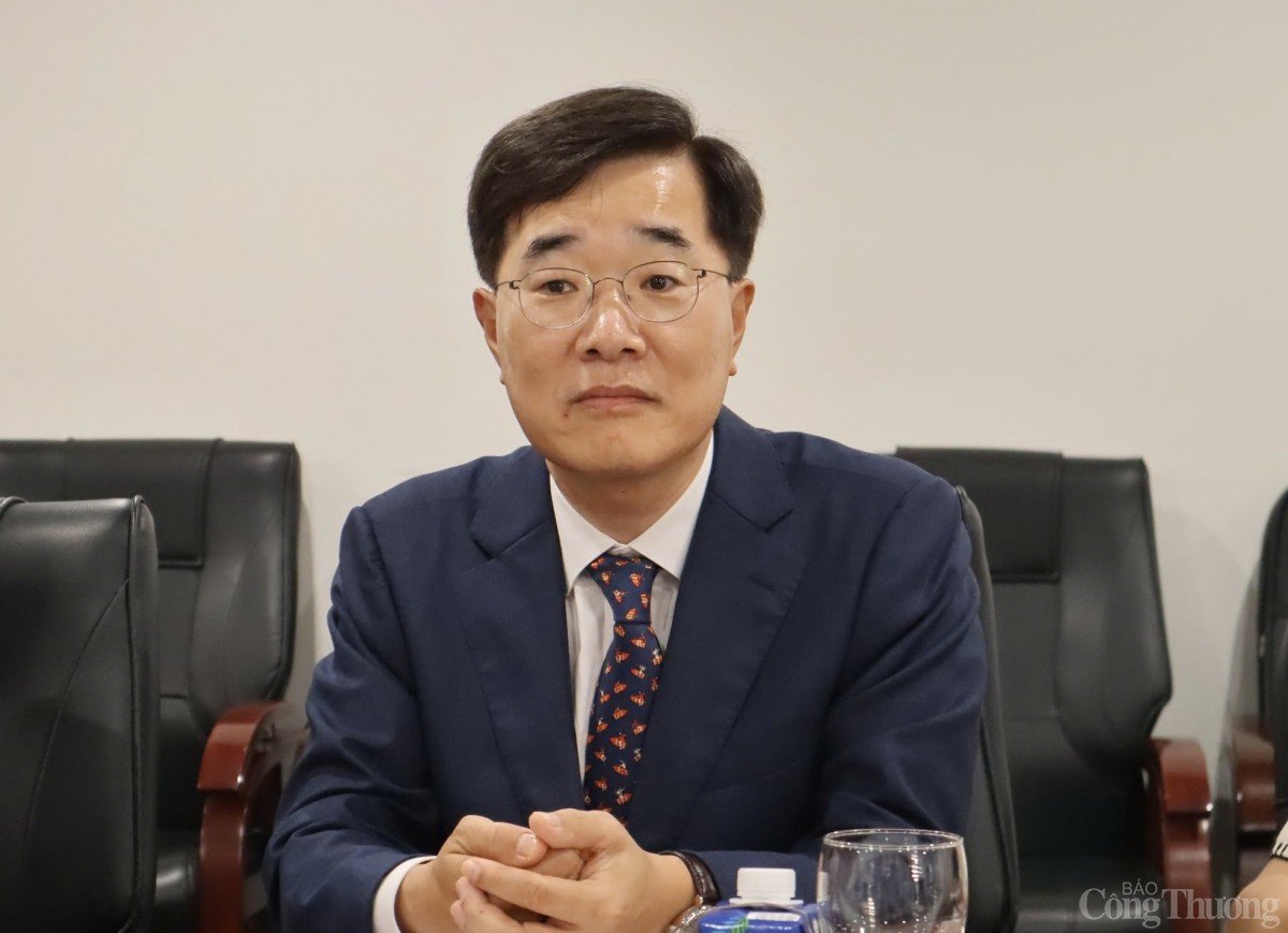 Thứ trưởng Bộ Công Thương Nguyễn Hoàng Long làm việc với Tập đoàn Hanwha Energy Corporation Thứ trưởng Bộ Công Thương Nguyễn Hoàng Long làm việc với Tập đoàn Hanwha Energy Corporation