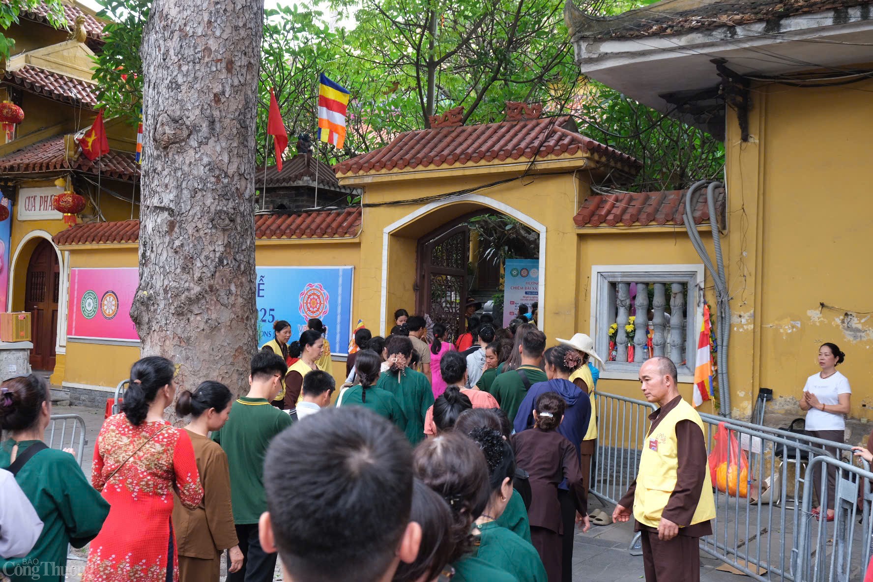 Dù lượng người đổ về rất đông, tình hình an ninh được đảm bảo, người dân và phật tử xếp hàng trật tự, giữ sự trang nghiêm và thành kính khi vào khu vực đặt xá lợi.