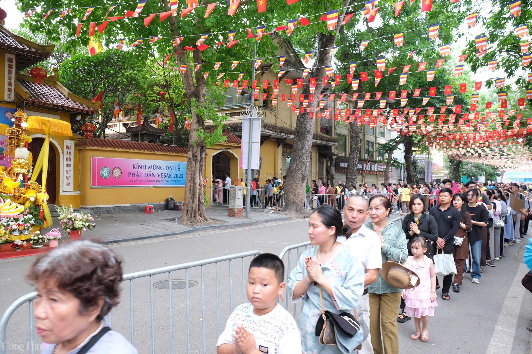 Người dân ở nhiều lứa tuổi đến chiêm bái 