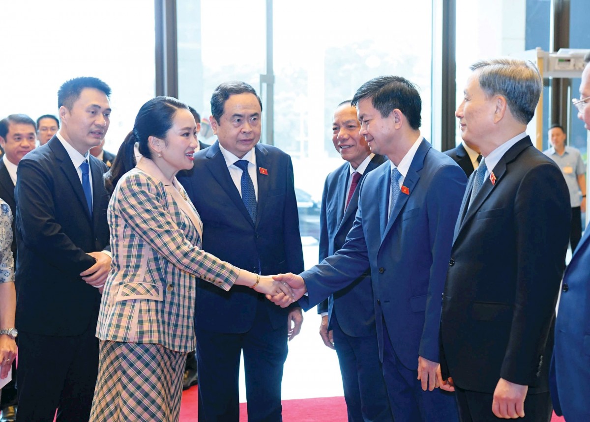 Chủ tịch Quốc hội Trần Thanh Mẫn giới thiệu với Thủ tướng Vương quốc Thái Lan Paetongtarn Shinawatra thành phần đoàn Việt Nam. Ảnh: Lâm Hiển