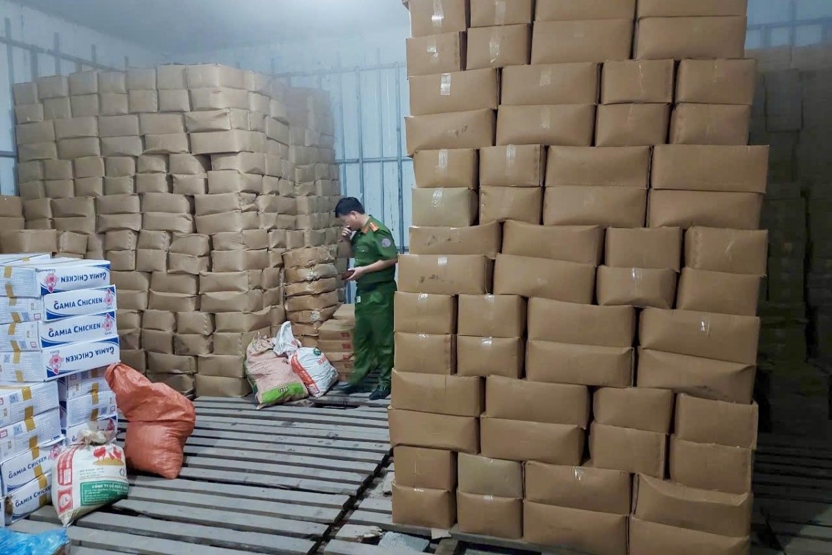Phát hiện gần 30 tấn xúc xích, đồ đông lạnh không