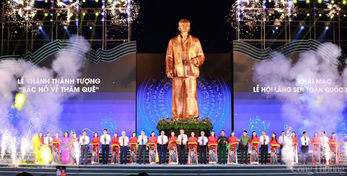 Các đại biểu cắt băng khánh thành tượng đài “ Bác Hồ về thăm quê”.