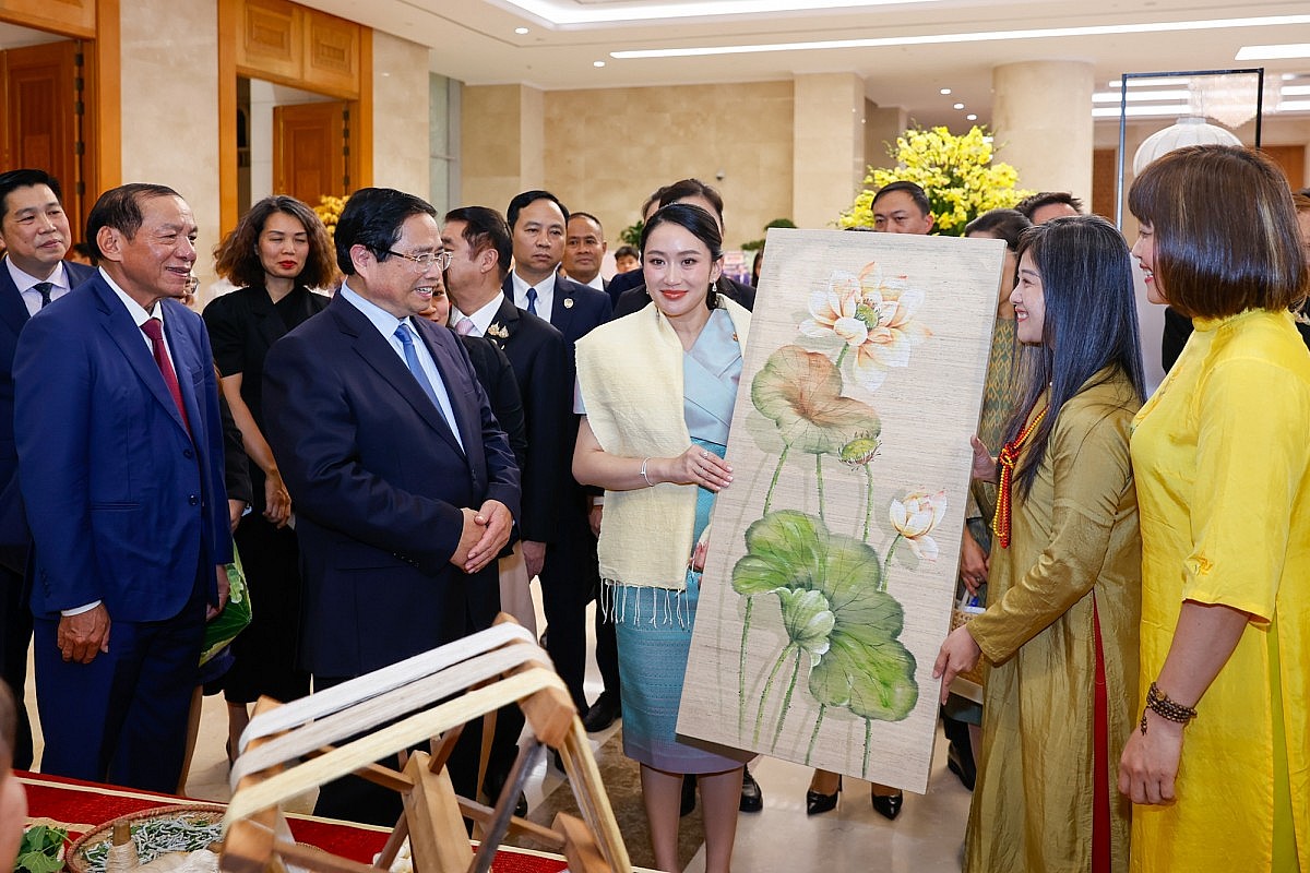 Thủ tướng Phạm Minh Chính và Thủ tướng Paetongtarn Shinawatra tham quan triển lãm các sản phẩm thủ công mỹ nghệ đặc sắc của Việt Nam - Ảnh: VGP/Nhật Bắc Thủ tướng Phạm Minh Chính và Thủ tướng Paetongtarn Shinawatra tham quan triển lãm các sản phẩm thủ công mỹ nghệ đặc sắc của Việt Nam - Ảnh: VGP/Nhật Bắc