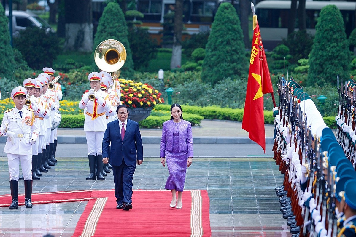 Thủ tướng Phạm Minh Chính và Thủ tướng Paetongtarn Shinawatra duyệt Đội Danh dự Quân đội nhân dân Việt Nam - Ảnh: VGP/Nhật Bắc Thủ tướng Phạm Minh Chính và Thủ tướng Paetongtarn Shinawatra duyệt Đội Danh dự Quân đội nhân dân Việt Nam - Ảnh: VGP/Nhật Bắc