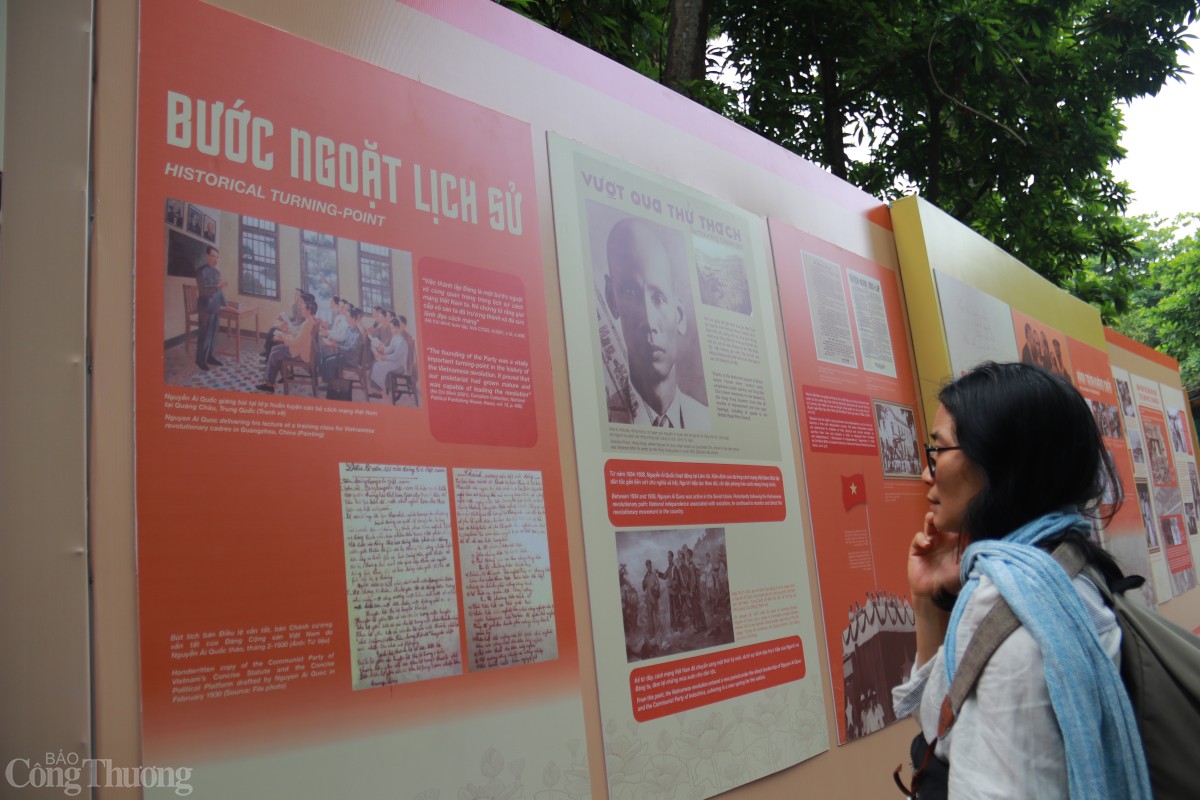 Người dân tìm hiểu về Chủ tịch Hồ Chí Minh. Ảnh: Hoa Quỳnh Người dân tìm hiểu về Chủ tịch Hồ Chí Minh. Ảnh: Hoa Quỳnh