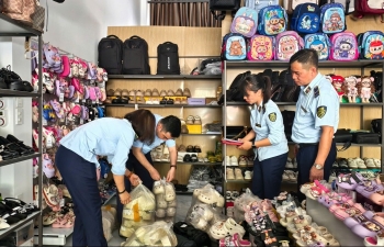 Lào Cai: Kiểm tra 20 cơ sở kinh doanh thực phẩm, sữa, xử lý 4 vụ vi phạm