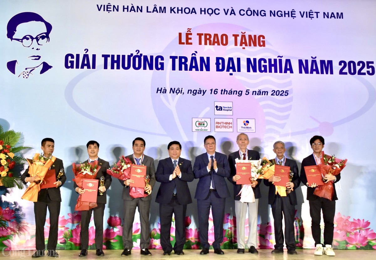 Trao giải trần Đại Nghĩa