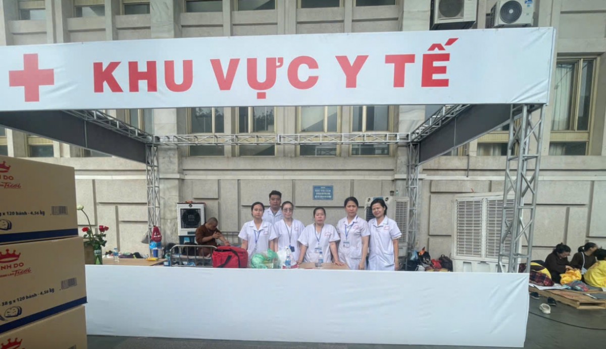 Các tổ y tế cấp cứu hỗ trợ y tế cho 97 trường hợp, không có các trường hợp nặng, chủ yếu là hạ đường huyết, say nóng nắng. Các tổ y tế cấp cứu hỗ trợ y tế cho 97 trường hợp, không có các trường hợp nặng, chủ yếu là hạ đường huyết, say nóng nắng.