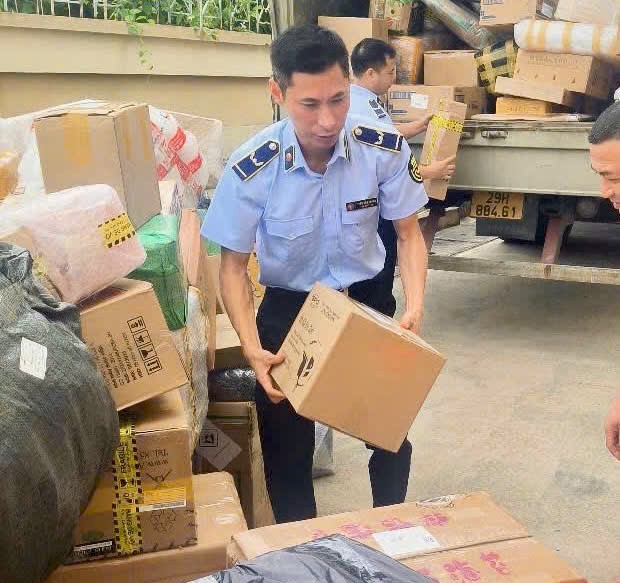 Quảng Ninh: Phát hiện xe giao hàng nhanh chở sữa, thực phẩmnhậplậu Quảng Ninh: Phát hiện xe giao hàng nhanh chở sữa, thực phẩmnhậplậu