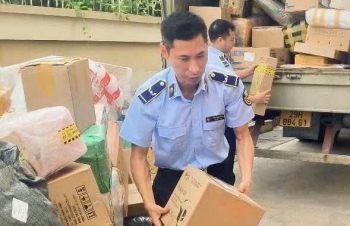 Quảng Ninh: Phát hiện xe giao hàng nhanh chở sữa, thực phẩm nhập lậu