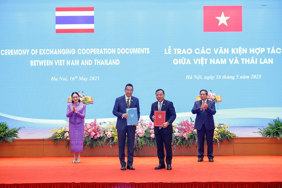 Thủ tướng Phạm Minh Chính và Thủ tướng Thái Lan Paetongtarn Shinawatra chứng kiến trao Bản ghi nhớ giữa Bộ Công Thương Việt Nam và Bộ Thương mại Thái Lan về hợp tác trong lĩnh vực kinh tế và thương mại - Ảnh: VGP/Nhật Bắc Thủ tướng Phạm Minh Chính và Thủ tướng Thái Lan Paetongtarn Shinawatra chứng kiến trao Bản ghi nhớ giữa Bộ Công Thương Việt Nam và Bộ Thương mại Thái Lan về hợp tác trong lĩnh vực kinh tế và thương mại - Ảnh: VGP/Nhật Bắc