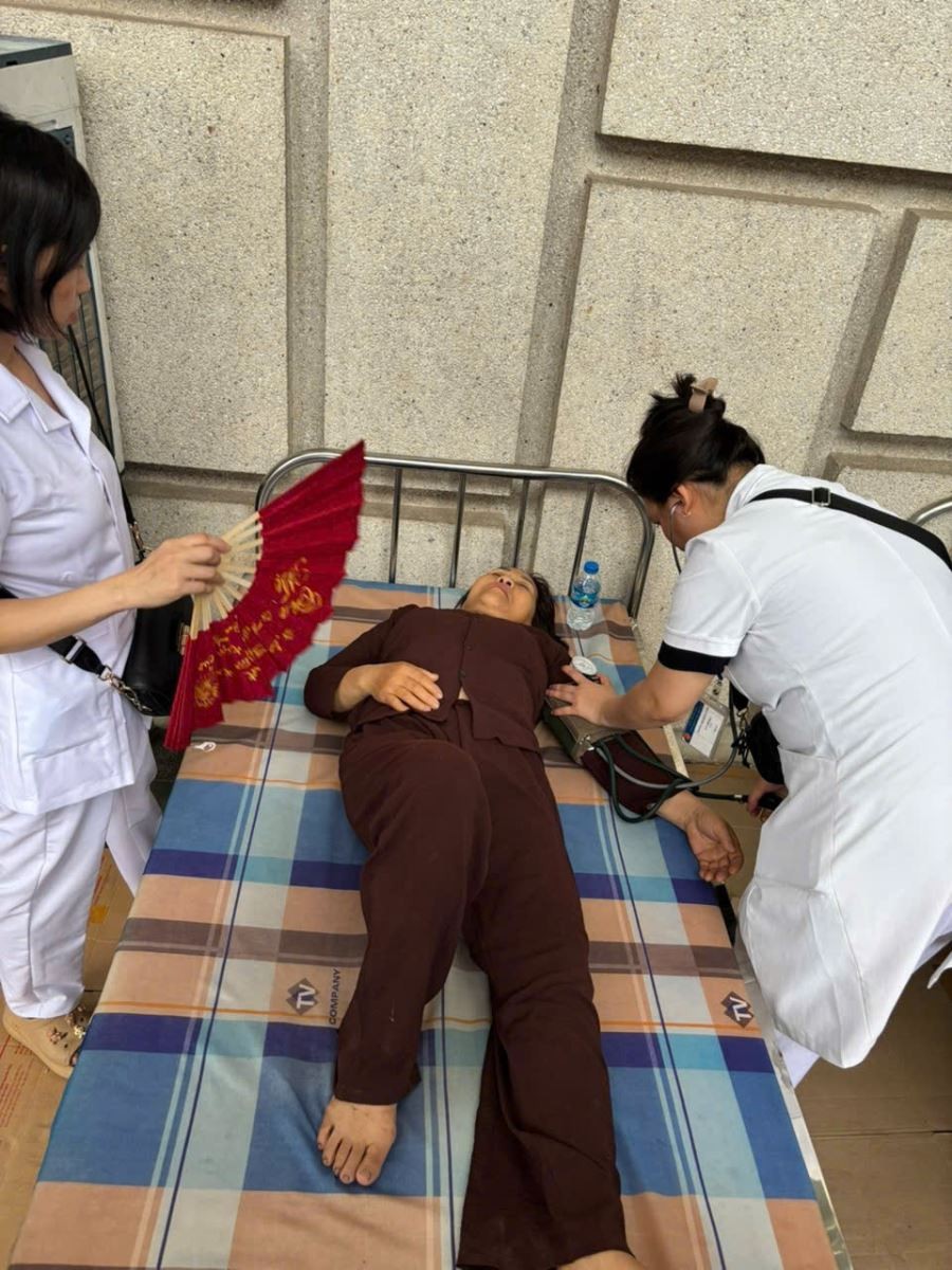 Hỗ trợ y tế cho một ca bệnh tại khu vực tổ chức Đại lễ Vesak. Hỗ trợ y tế cho một ca bệnh tại khu vực tổ chức Đại lễ Vesak.
