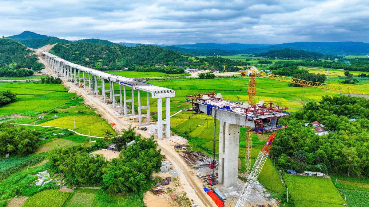 Cao tốc Quy Nhơn - Chí Thạnh thi công trong địa hình khó khăn, trong đó phải bắc nhiều cầu lớn vượt sông.