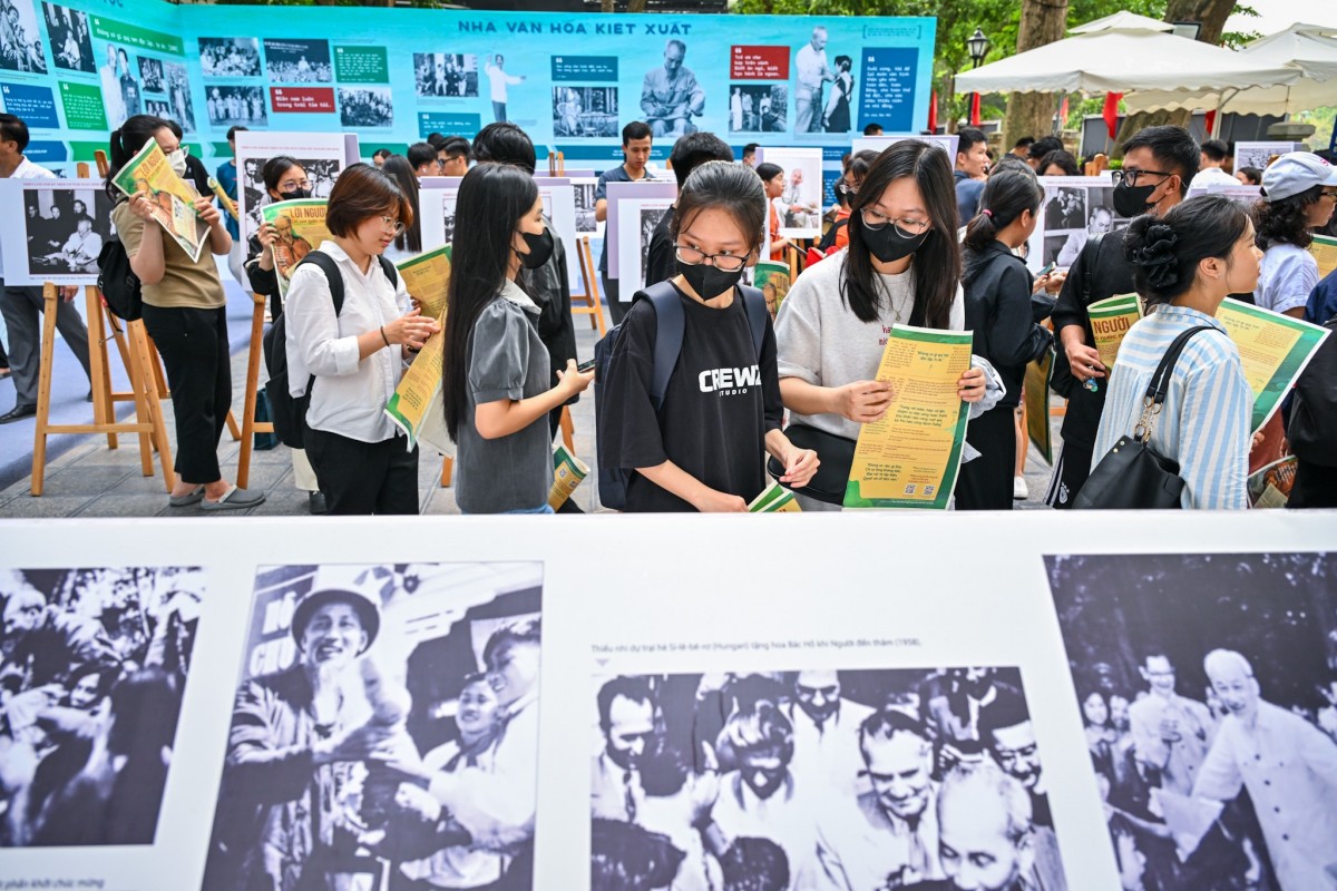 TRiển lãm thu hút đông đảo người dân. 