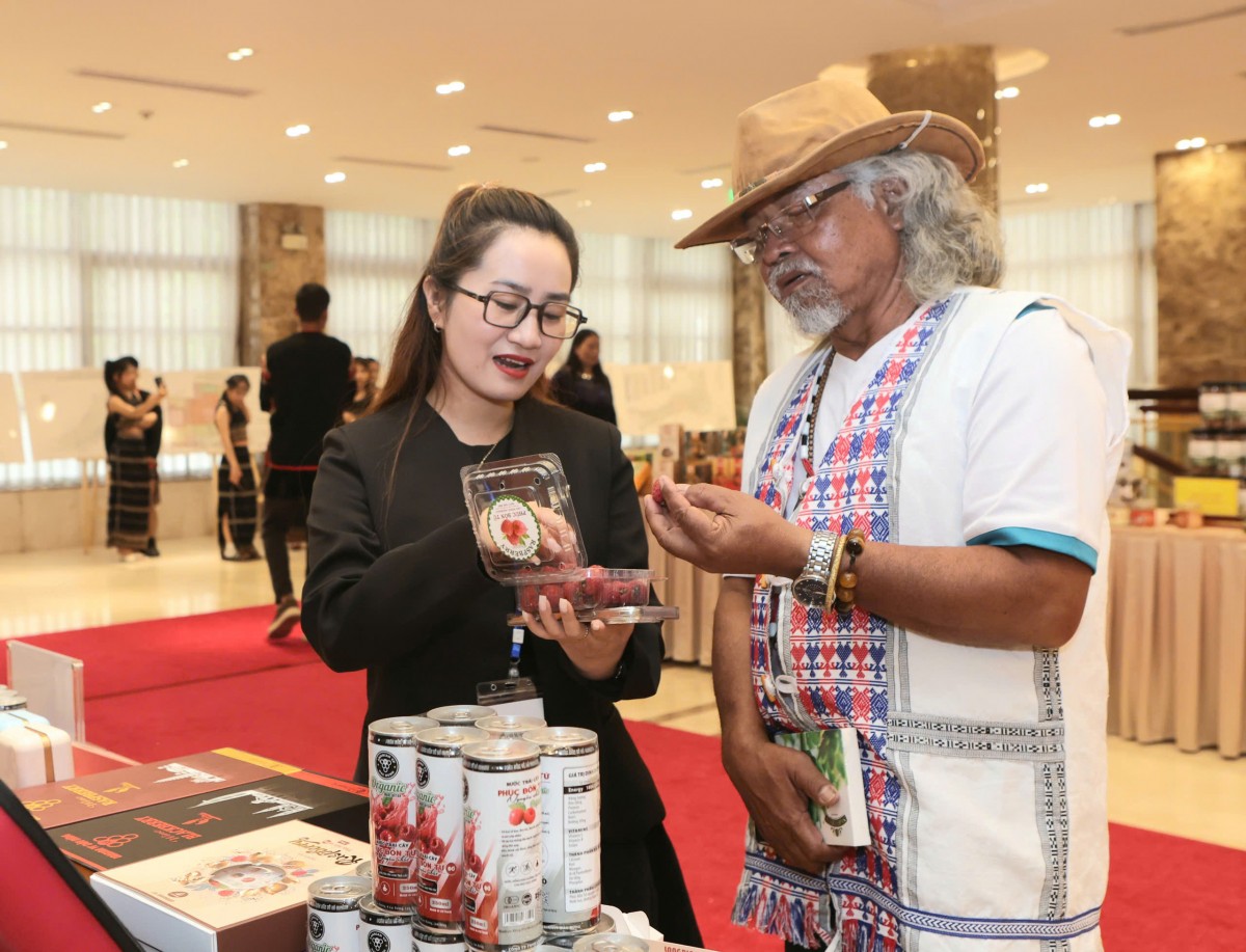 Doanh nghiệp giới thiệu sản phẩm đặc trưng của Lâm Đồng.  Doanh nghiệp giới thiệu sản phẩm đặc trưng của Lâm Đồng.