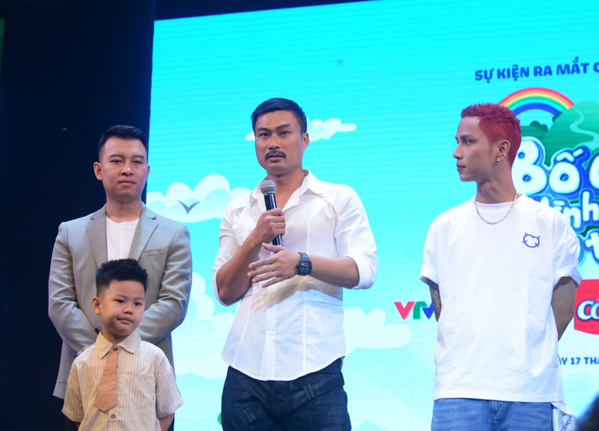 Diễn viên Duy Hưng (giữa) Diễn viên Duy Hưng (giữa)