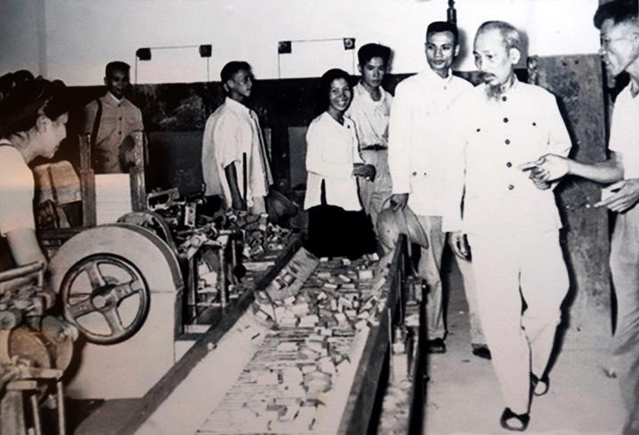 Bác vẫn cùng chúng cháu hành quân