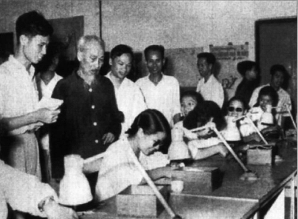 Bác vẫn cùng chúng cháu hành quân