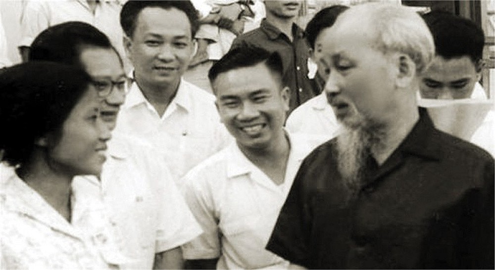 Bác vẫn cùng chúng cháu hành quân