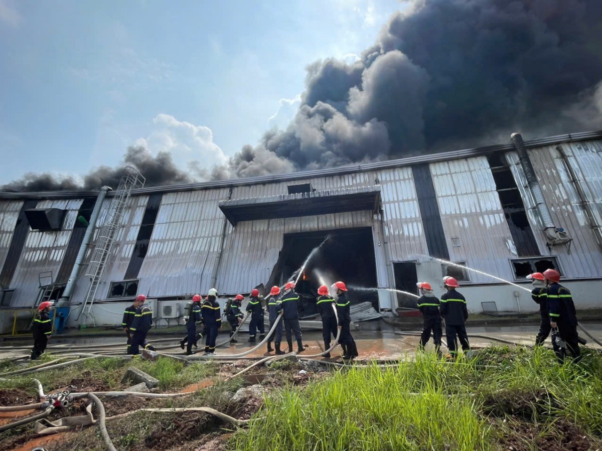 Vĩnh Phúc: Cháy lớn tại Khu công nghiệp Bá Thiện 2 Vĩnh Phúc: Cháy lớn tại Khu công nghiệp Bá Thiện 2