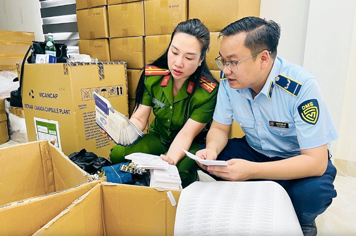 Vụ 100 tấn thực phẩm chức năng giả, Hàng loạt các loại thuốc, thực phẩm chức năng năng giả vừa bị Công an thành phố Hà Nội triệt phá. Ảnh: C.A Vụ 100 tấn thực phẩm chức năng giả, Hàng loạt các loại thuốc, thực phẩm chức năng năng giả vừa bị Công an thành phố Hà Nội triệt phá. Ảnh: C.A