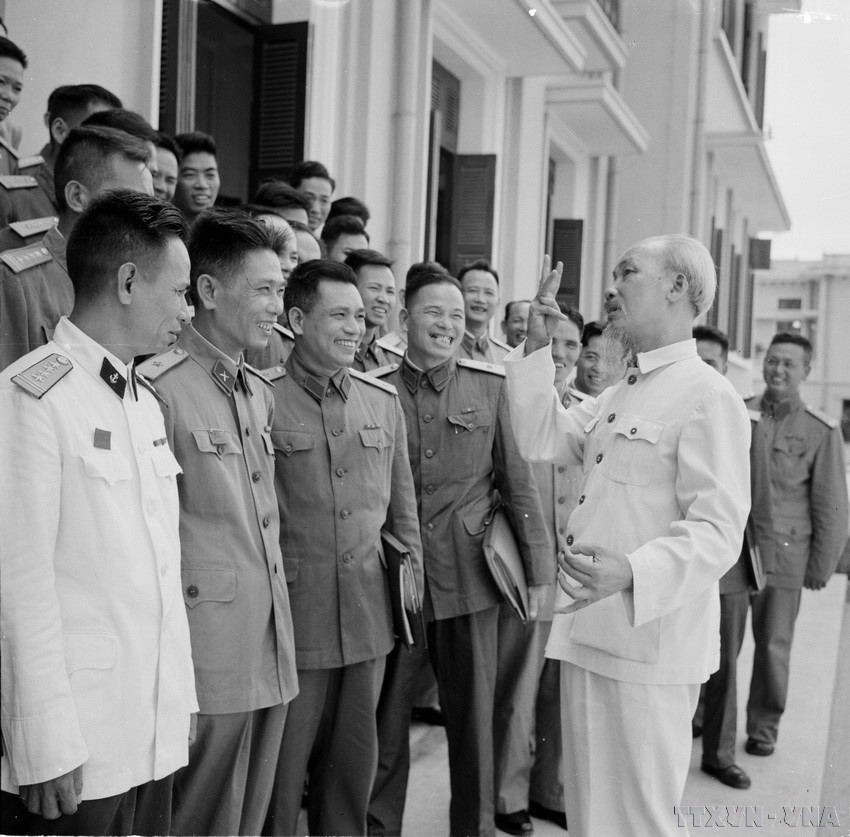 Chủ tịch Hồ Chí Minh nói chuyện với các đại biểu quân đội về dự Đại hội Đại biểu toàn quốc lần thứ III của Đảng (9/1960). (Ảnh: TTXVN) chu-tich-ho-chi-minh-2.jpg
