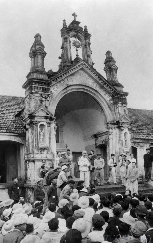 Chủ tịch Hồ Chí Minh về thăm hỏi và nói chuyện với đồng theo đạo Thiên Chúa ở thôn Thạch Bích, xã Bích Hòa, huyện Thanh Oai, Hà Đông (nay là Hà Nội) ngày 5/12/1959. (Ảnh: TTXVN) chu-tich-ho-chi-minh-6.jpg