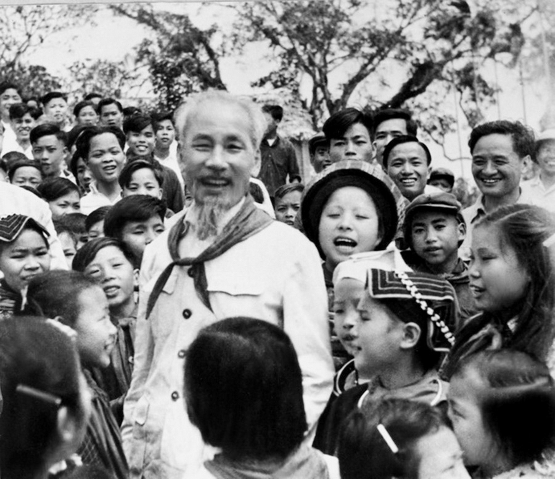 Bác Hồ với các cháu thiếu nhi vùng cao Việt Bắc (1960). (Ảnh: Tư liệu TTXVN) chu-tich-ho-chi-minh-8.jpg