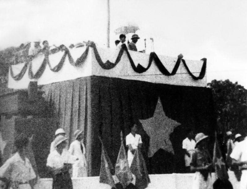 Sáng 2/9/1945, tại Quảng trường Ba Đình lịch sử, Chủ tịch Hồ Chí Minh đọc Tuyên ngôn Độc lập, khai sinh nước Việt Nam Dân chủ Cộng hòa. (Ảnh: TTXVN) chu-tich-ho-chi-minh.jpg