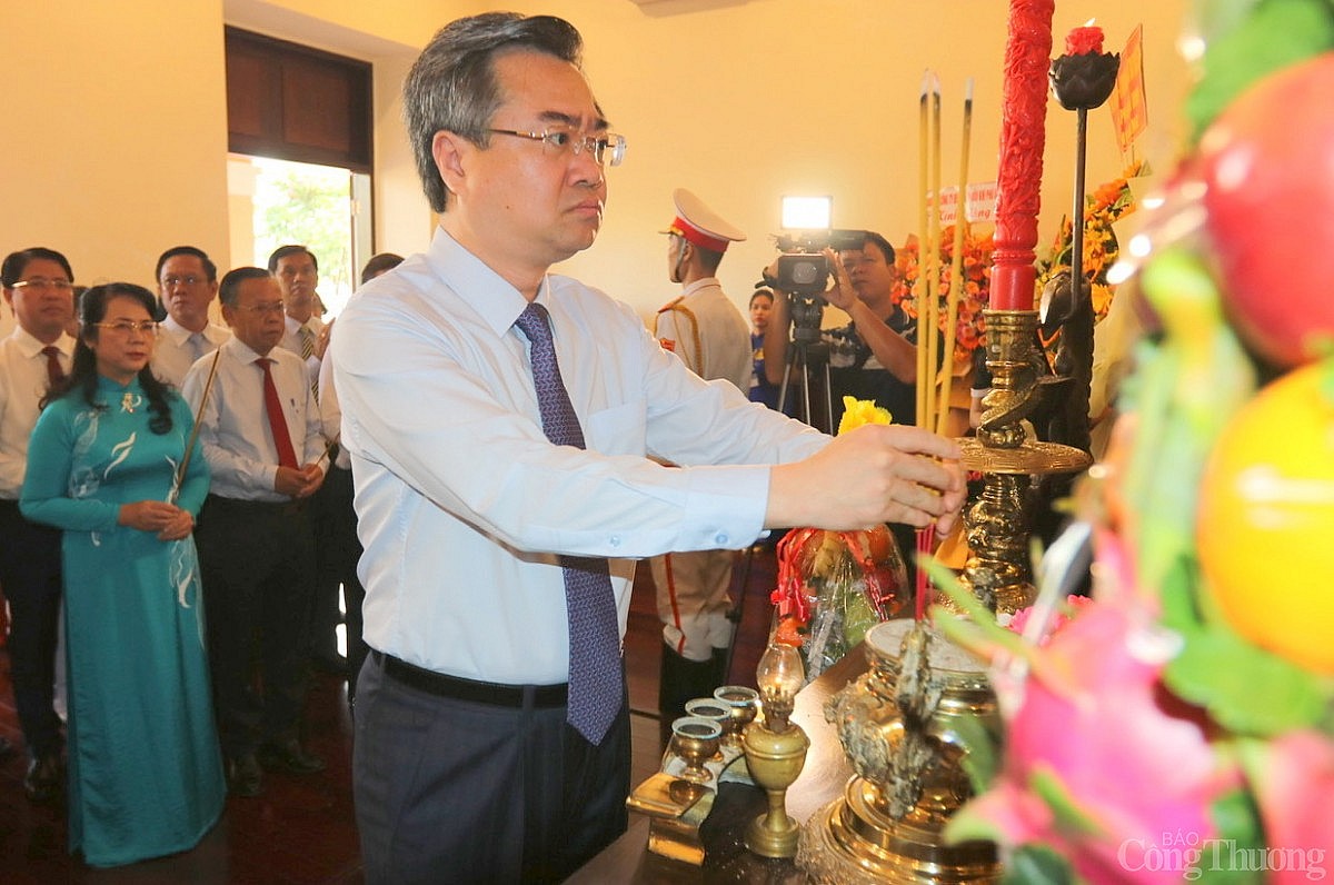 Lãnh đạo TPHCM dâng hương-hoa tưởng nhớ Chủ tịch Hồ Chí Minh