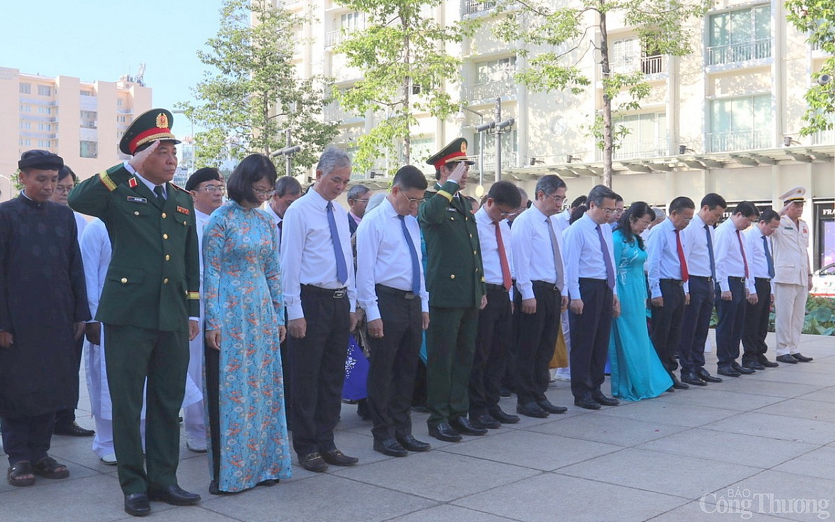 Lãnh đạo TPHCM dâng hương-hoa tưởng nhớ Chủ tịch Hồ Chí Minh