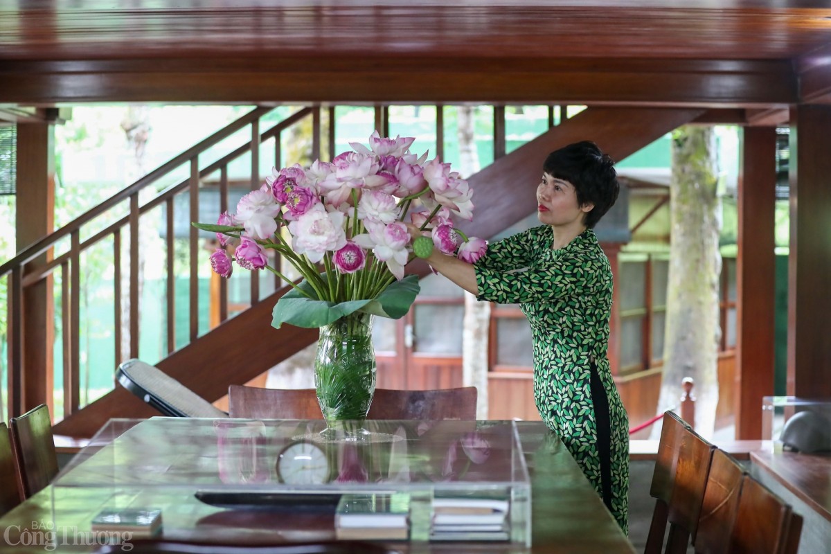 Cán bộ Khu Di tích hàng ngày chăm sóc, bảo quản các hiện vật tại Khu Di tích. Ảnh: Nam Nguyễn