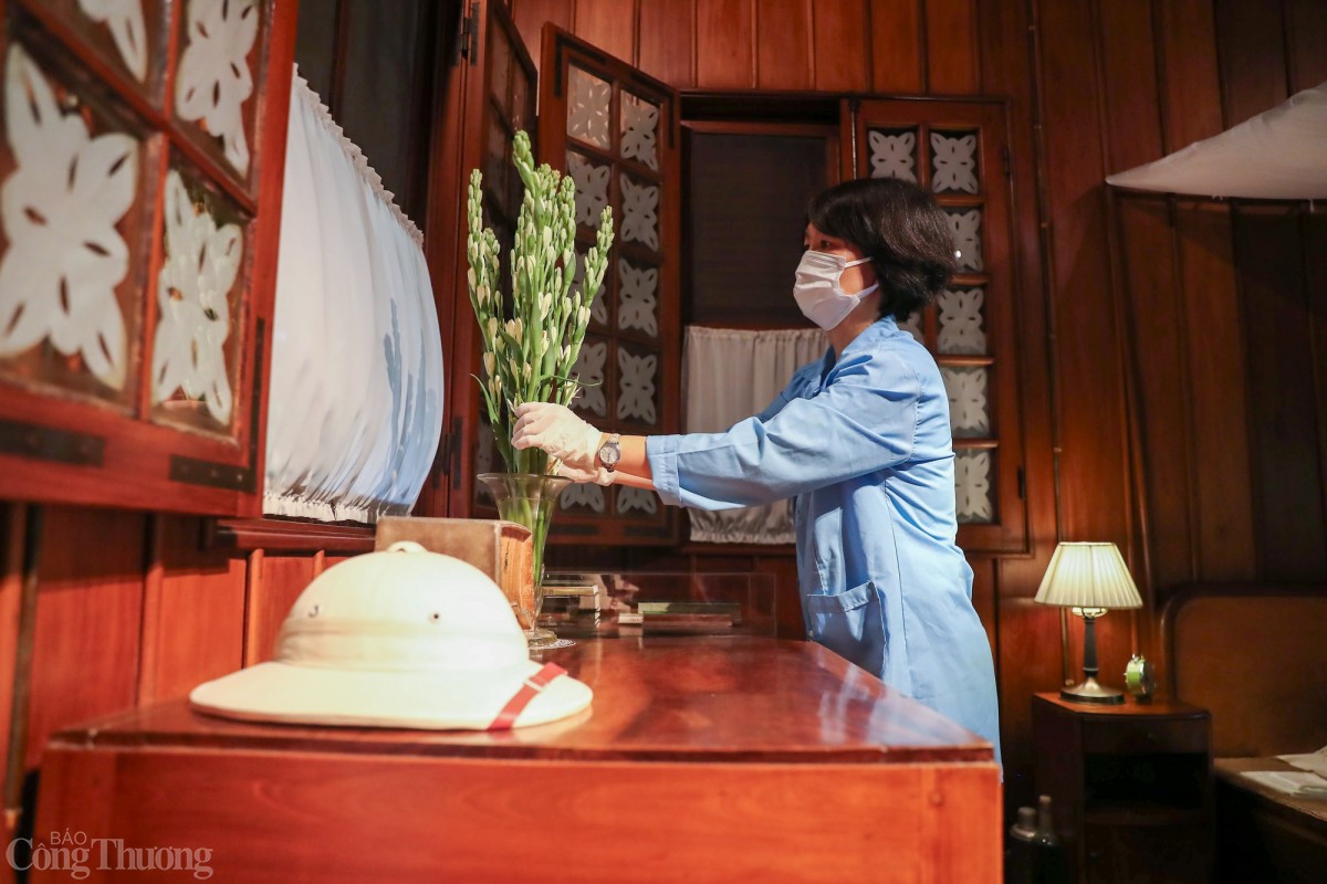 Cán bộ Khu Di tích Chủ tịch Hồ Chí Minh chăm sóc khu Nhà sàn