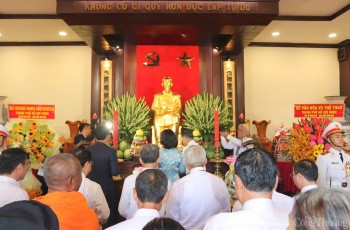 Lãnh đạo, nhân dân TP. Hồ Chí Minh dâng hương tưởng nhớ Bác Hồ