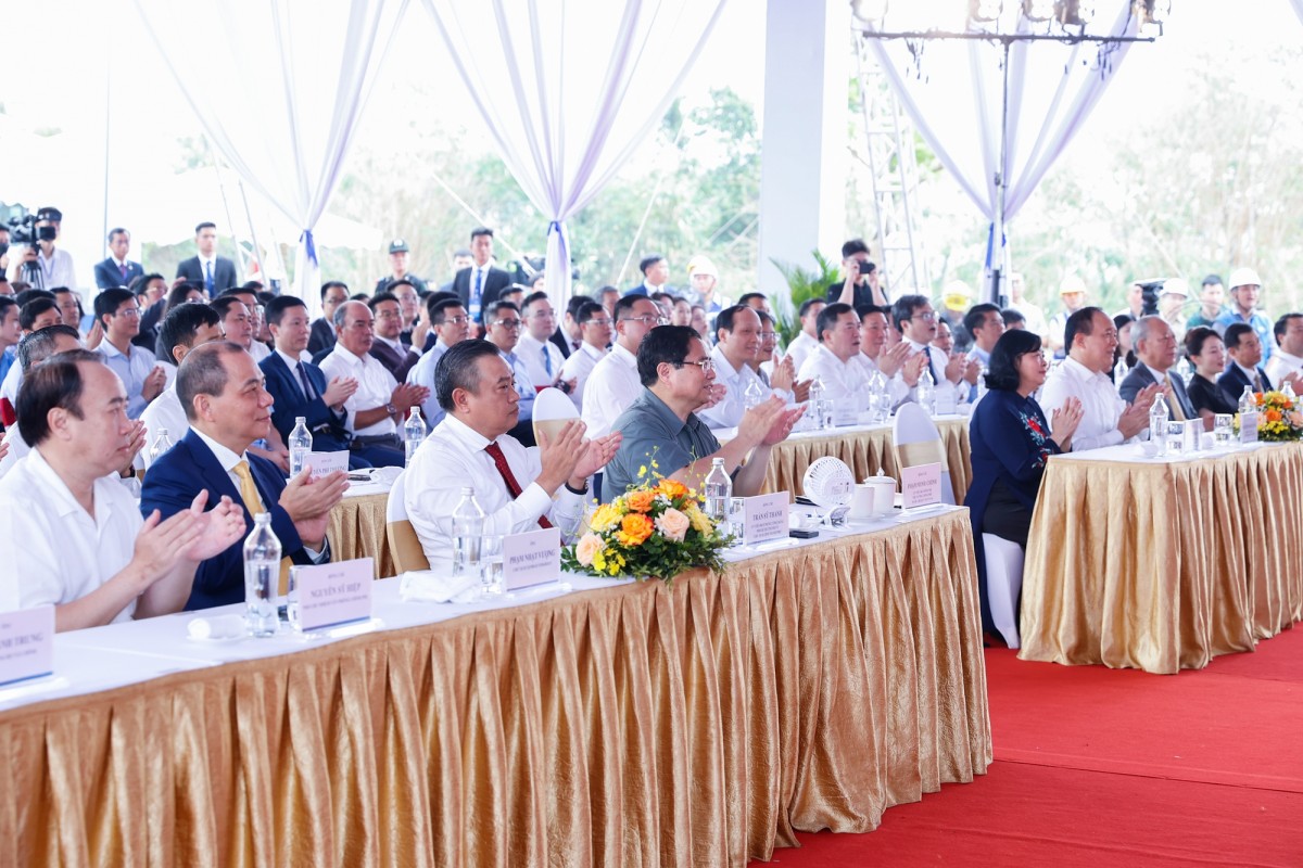 Thủ tướng Phạm Minh Chính và các đại biểu dự lễ khởi công dự án đầu tư xây dựng cầu Tứ Liên và đường hai đầu cầu - Ảnh: VGP/Nhật Bắc Thủ tướng Phạm Minh Chính và các đại biểu dự lễ khởi công dự án đầu tư xây dựng cầu Tứ Liên và đường hai đầu cầu - Ảnh: VGP/Nhật Bắc