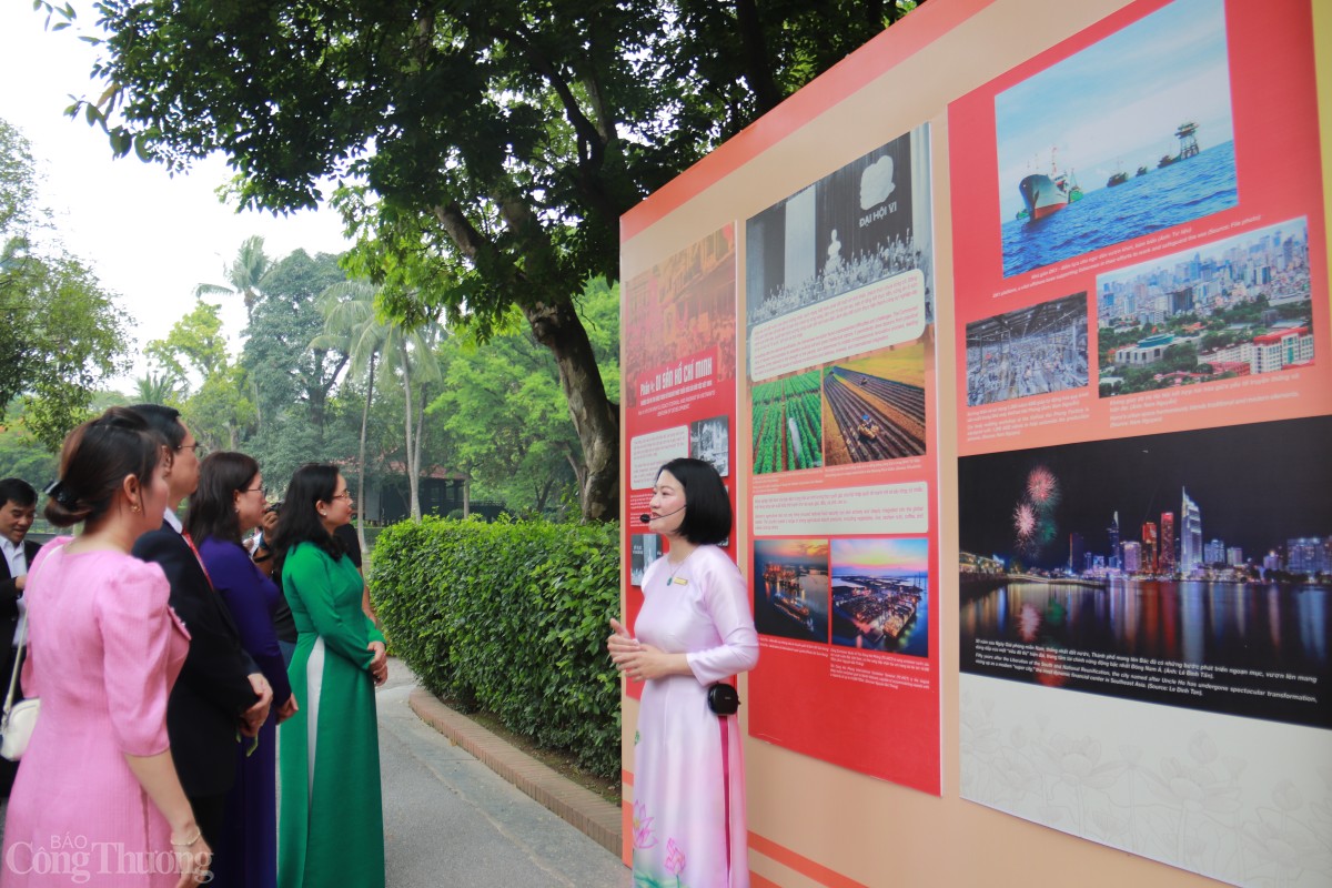 Cán bộ Khu Di tích Chủ tịch Hồ Chí Minh luôn thấm nhuần và hoc tập theo tinh thần, đạo đức, phong cách Hồ Chí Minh. Ảnh: Hoa Quỳnh