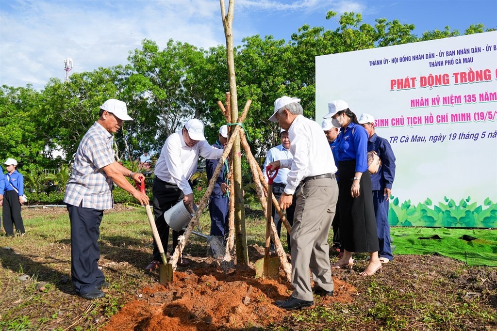 Bí thư Tỉnh ủy Nguyễn Hồ Hải cùng lãnh đạo tỉnh tham gia trồng cây tại lễ phát động sáng nay. Bí thư Tỉnh ủy Nguyễn Hồ Hải cùng lãnh đạo tỉnh tham gia trồng cây tại lễ phát động sáng nay.