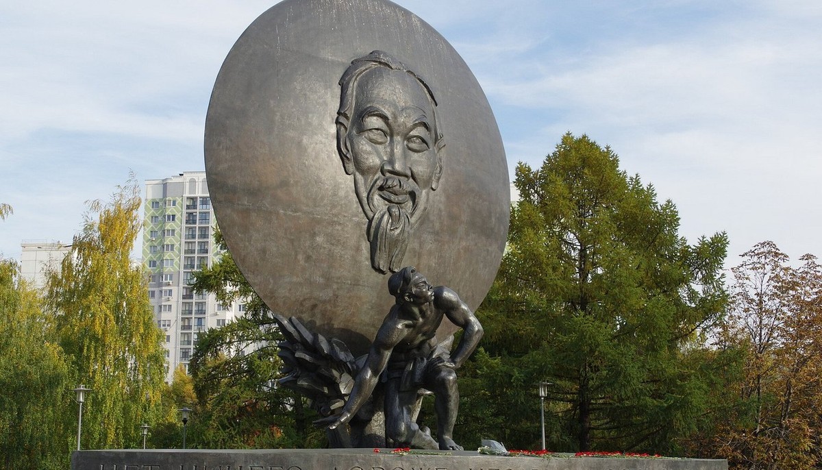 Tượng đài Chủ tịch Hồ Chí Minh được khánh thành ngày 18/5/1990 ở Thủ đô Moscow của nước Nga
