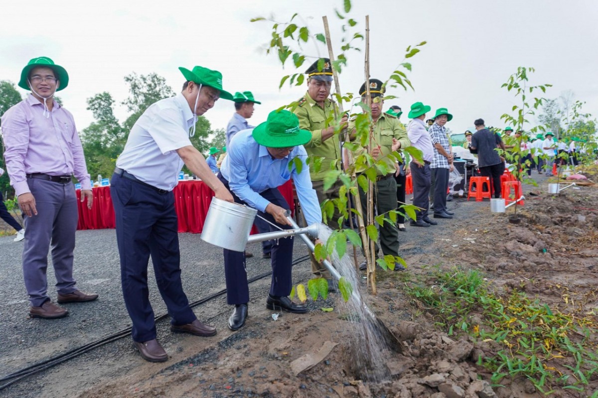 Các đại biểu tham gia trồng cây dọc tuyến đường lộ Đông Tây (huyện Thạnh Trị, tỉnh Sóc Trăng). Ảnh: Thúy Liễu Các đại biểu tham gia trồng cây dọc tuyến đường lộ Đông Tây (huyện Thạnh Trị, tỉnh Sóc Trăng). Ảnh: Thúy Liễu
