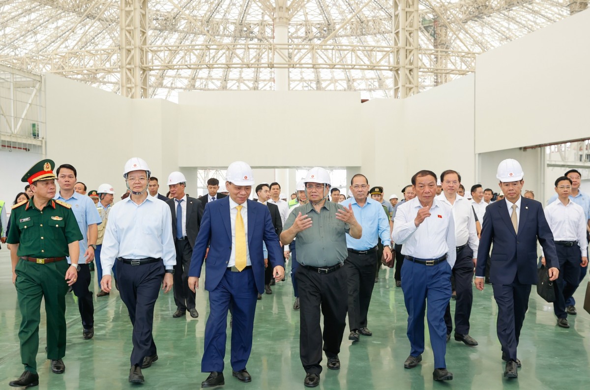 Thủ tướng Phạm Minh Chính, Phó Thủ tướng Mai Văn Chính kiểm tra tiến độ xây dựng Trung tâm Hội trợ Triển lãm Quốc gia tại huyện Đông Anh, TP. Hà Nội - Ảnh: VGP/Nhật Bắc