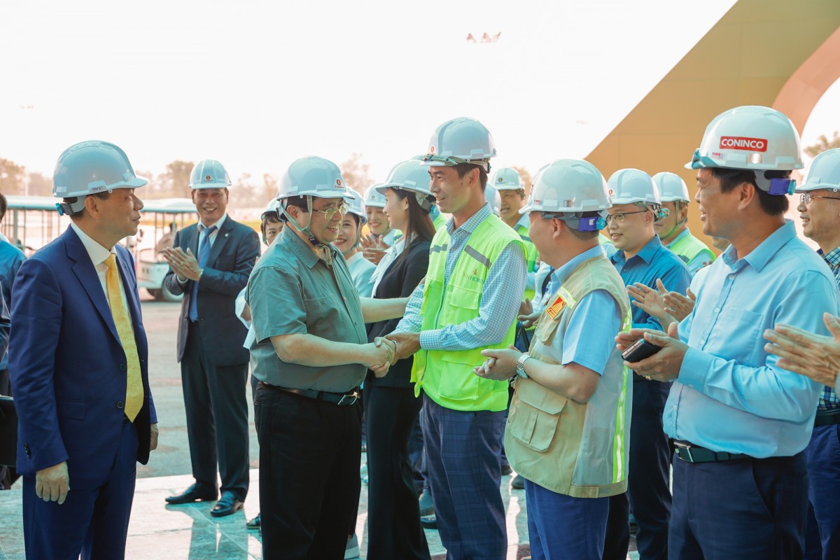 Thủ tướng thăm hỏi, động viên cán bộ, công nhân thi công trên công trường - Ảnh: VGP/Nhật Bắc