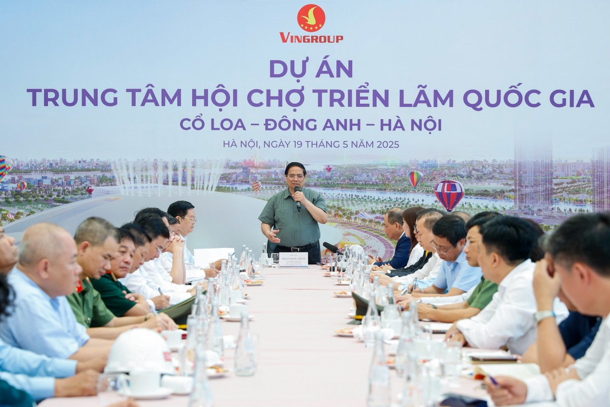 Thủ tướng Phạm Minh Chính yêu cầu cùng với hoàn thiện các hạng mục chính của Trung tâm, phải hoàn thiện đồng bộ công trình phụ trợ, dịch vụ, tiện ích kèm theo - Ảnh: VGP/Nhật Bắc