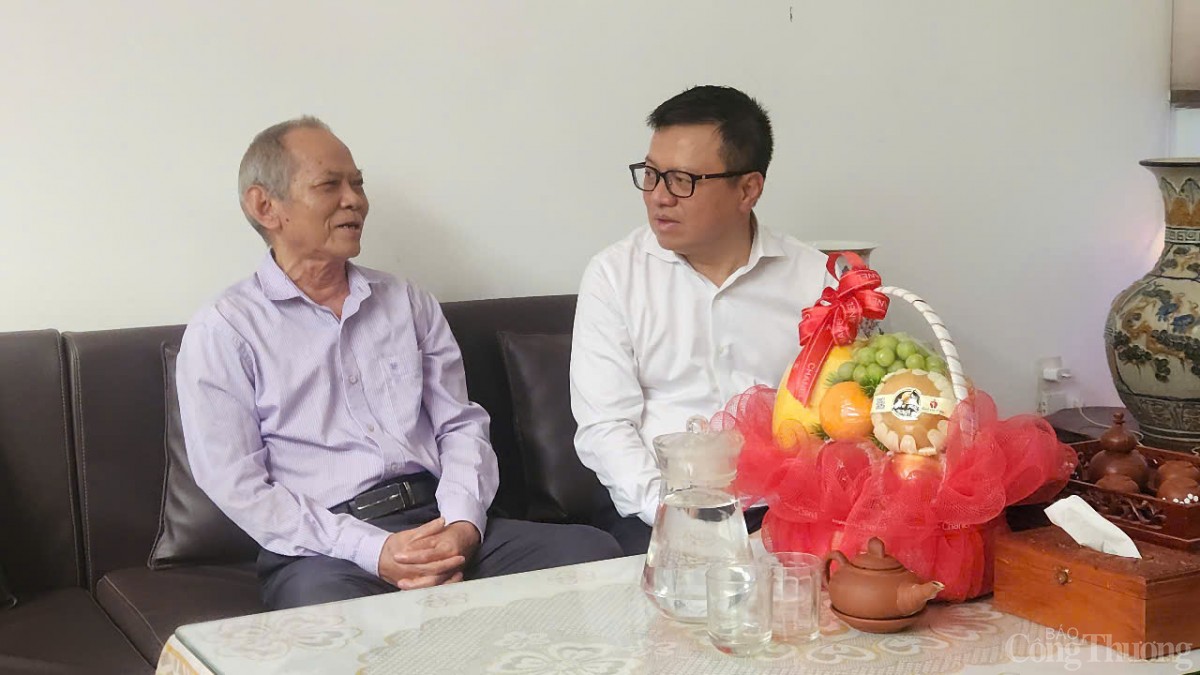 Chủ tịch Hội nhà báo Việt Nam thăm các nhà báo lão Chủ tịch Hội nhà báo Việt Nam thăm các nhà báo lão