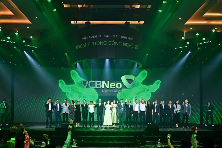 Các đại biểu và khách mời chụp hình lưu niệm và cùng tương tác, trải nghiệm những dấu ấn công nghệ số tại sự kiện công bố thương hiệu VCBNeo và ứng dụng ngân hàng số NeoOne