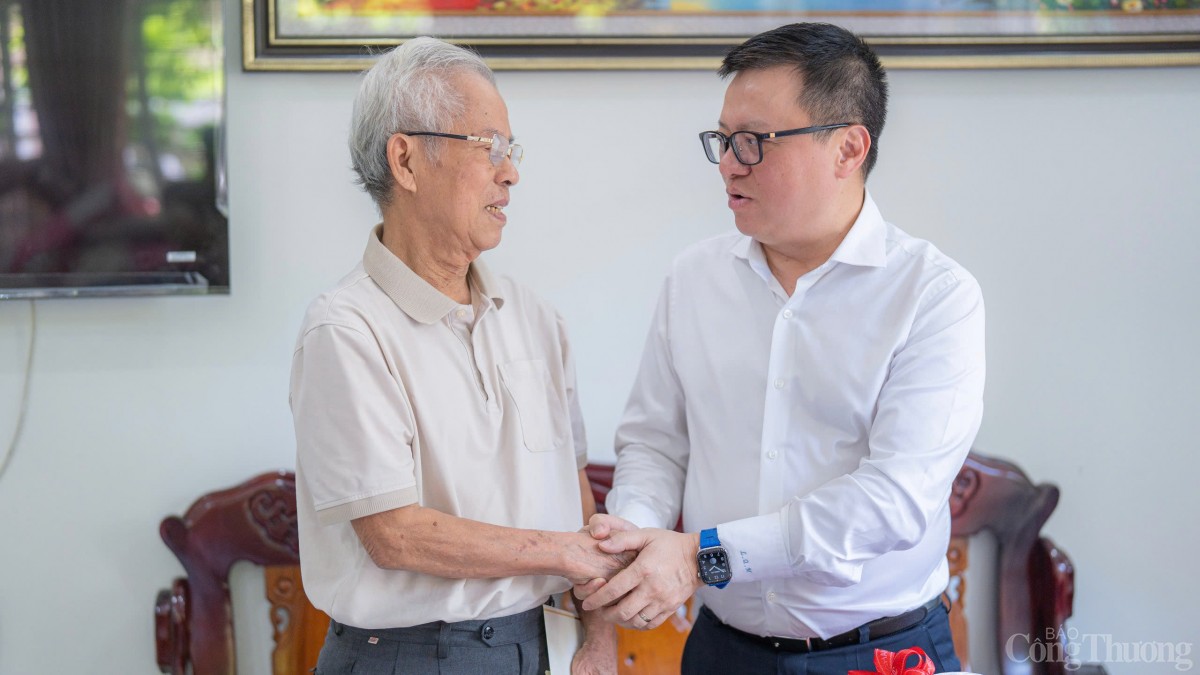 Chủ tịch Hội nhà báo Việt Nam thăm các nhà báo lão Chủ tịch Hội nhà báo Việt Nam thăm các nhà báo lão