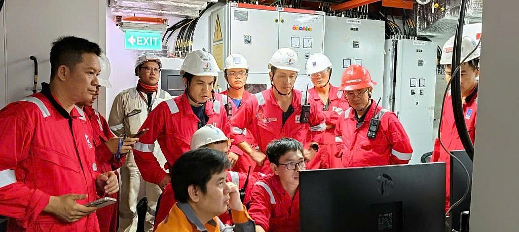 Người lao động tại Phòng điều khiển chờ đón dòng dầu thương mại đầu tiên